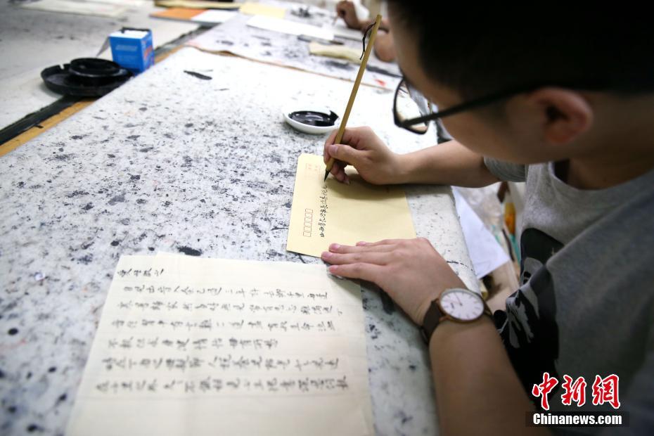家族への思いを毛筆で、書道學(xué)院の學(xué)生　陝西省