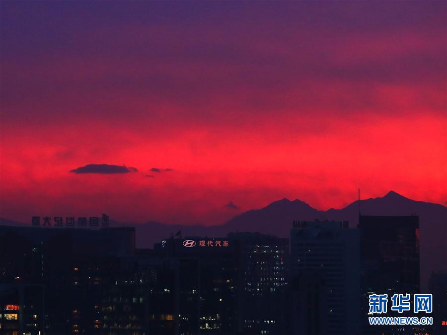 鮮やかな夕焼けに染まる北京の空