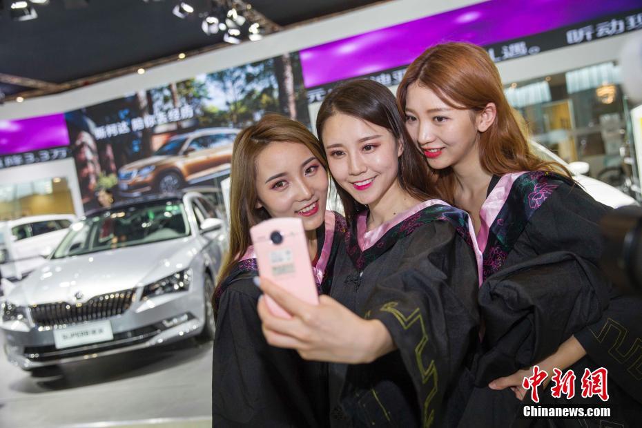 モーターショーで卒業(yè)寫(xiě)真撮影　大學(xué)生活の思い出殘すコンパニオンたち