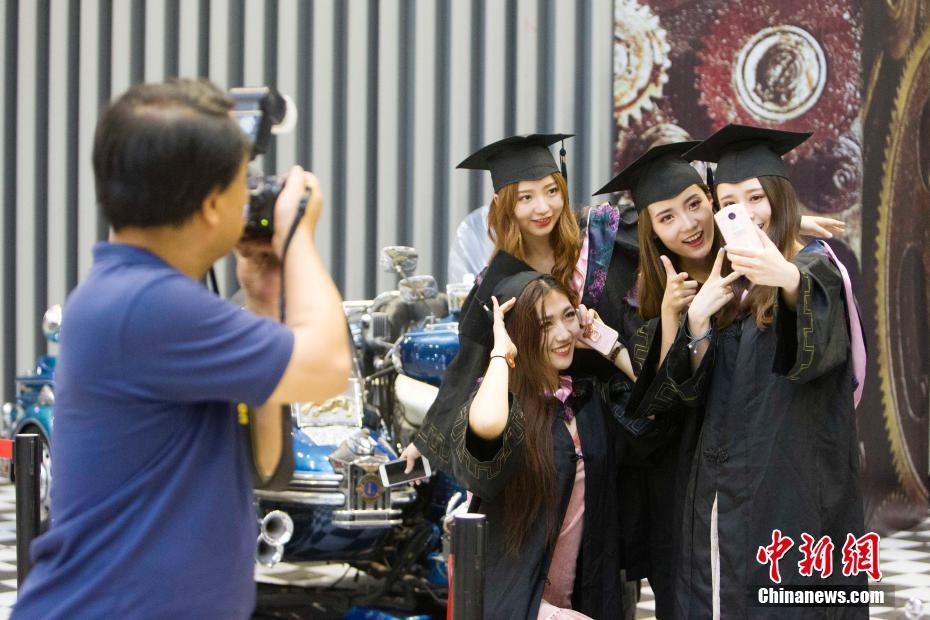 モーターショーで卒業(yè)寫真撮影　大學生活の思い出殘すコンパニオンたち