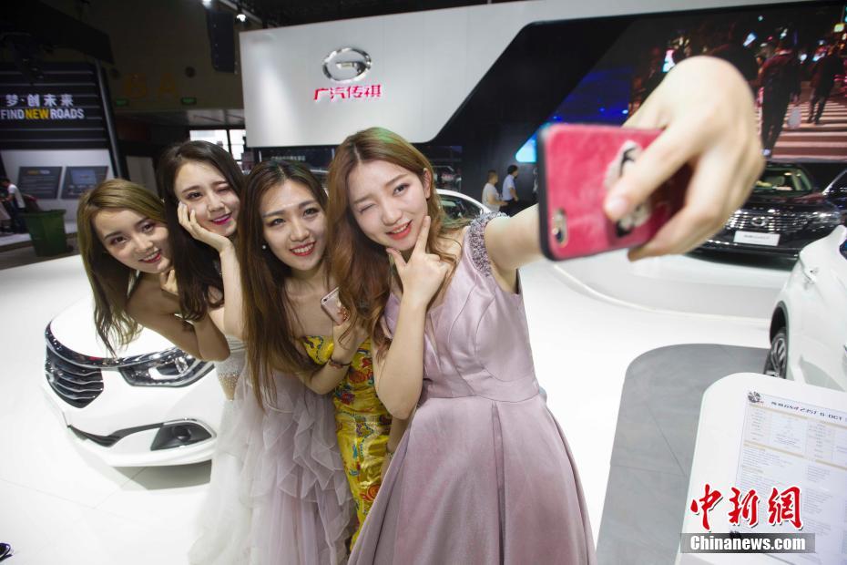 モーターショーで卒業(yè)寫真撮影　大學(xué)生活の思い出殘すコンパニオンたち