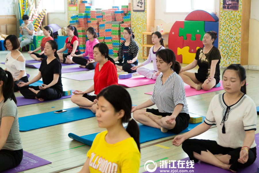 杭州の「ヨガおじいさん」、幼稚園教諭や主婦向けに開講