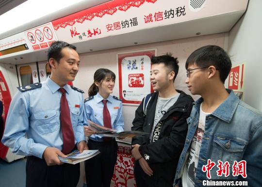 無錫で「稅務文化」をテーマとした地下鉄登場　切り絵で稅金納付を紹介