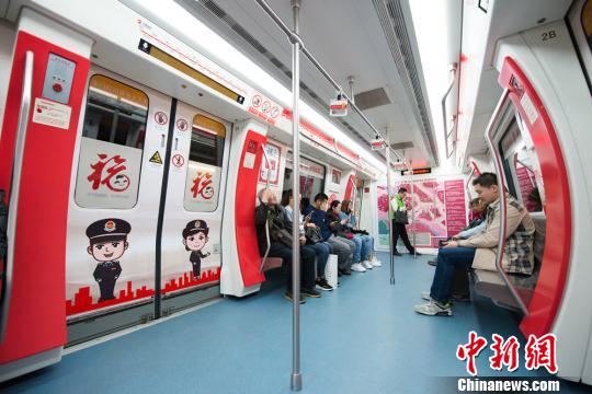 無錫で「稅務(wù)文化」をテーマとした地下鉄登場　切り絵で稅金納付を紹介