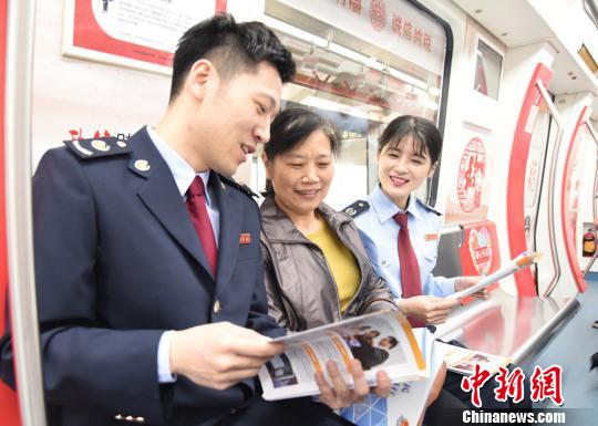 無錫で「稅務(wù)文化」をテーマとした地下鉄登場　切り絵で稅金納付を紹介