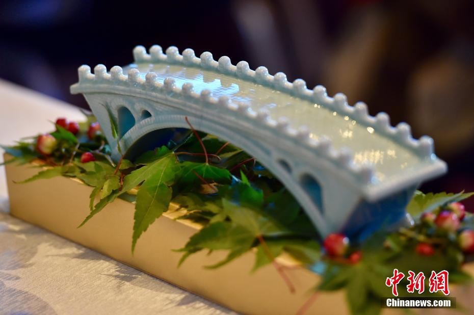 國家専用青磁発表會(huì)開催　ミスコン優(yōu)勝者が陶磁器をアピール