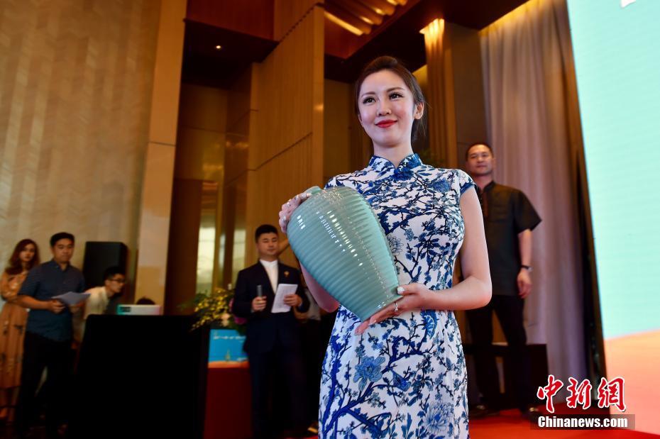 國家専用青磁発表會開催　ミスコン優(yōu)勝者が陶磁器をアピール