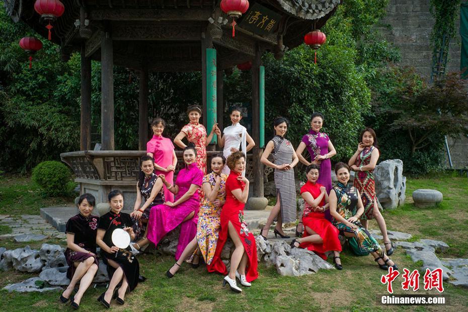 チャイナドレス愛(ài)好者たちが南京の古い街並みをそぞろ歩く