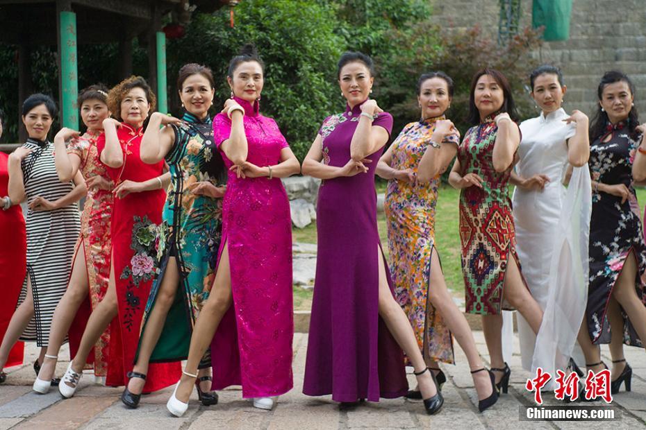 チャイナドレス愛好者たちが南京の古い街並みをそぞろ歩く