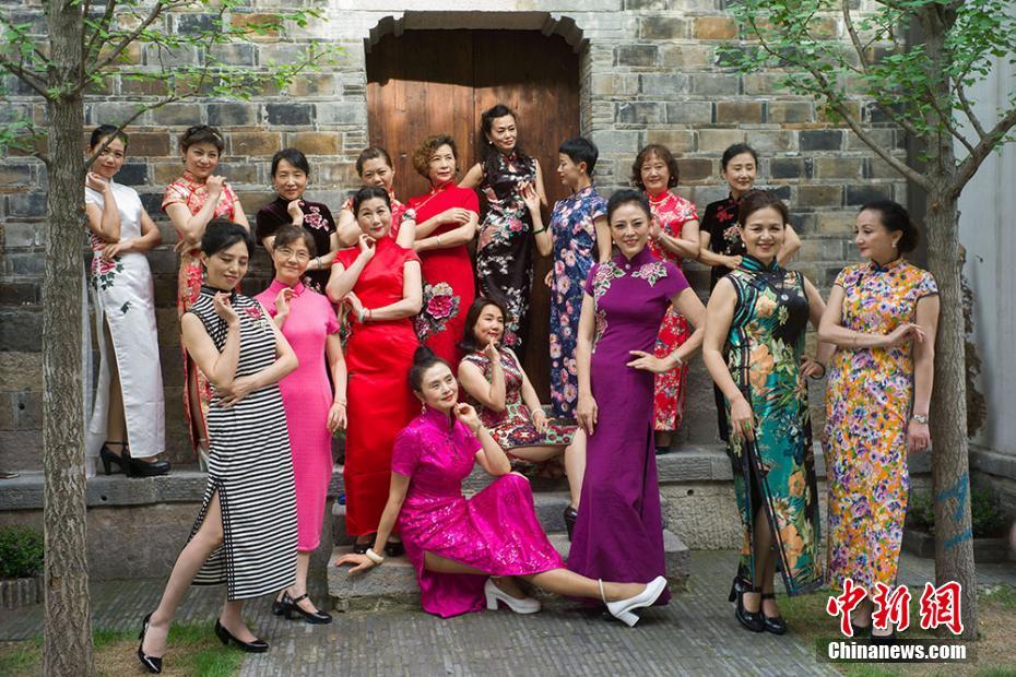 チャイナドレス愛好者たちが南京の古い街並みをそぞろ歩く