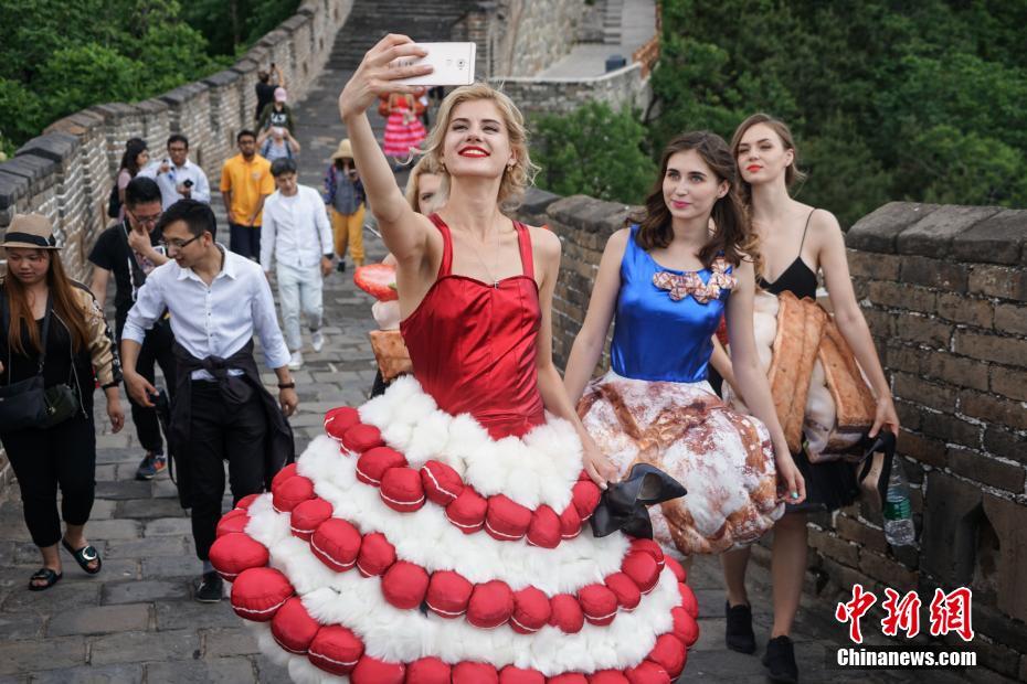 外國人モデル、パンモチーフのコスチュームで長城を登頂　北京