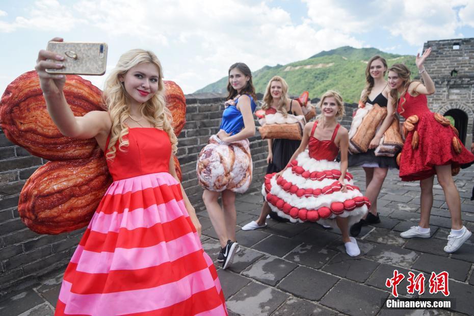 外國人モデル、パンモチーフのコスチュームで長城を登頂　北京