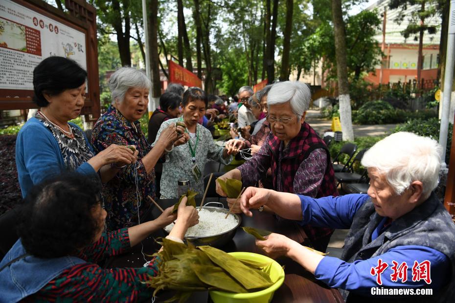 重慶の高齢者たち、端午節(jié)を前に粽作り