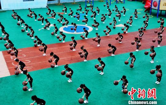  國際子供の日のイベントに向け、熱心にボールつきを練習(xí)する園児たち