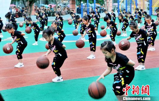  國(guó)際子供の日のイベントに向け、熱心にボールつきを練習(xí)する園児たち