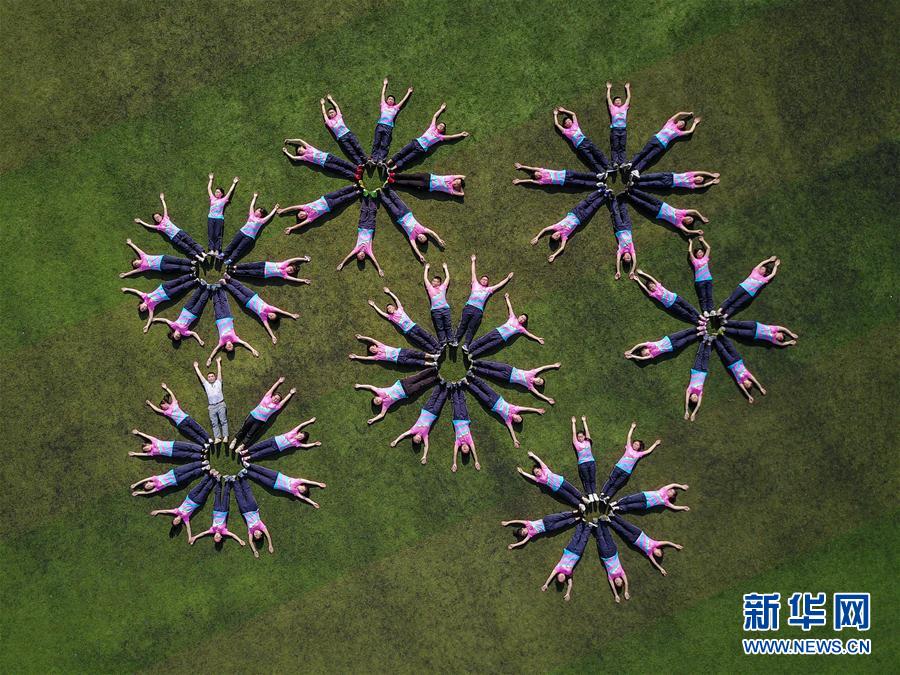 「90後」の女性スタッフが高級(jí)車(chē)でデリバリー　四川省