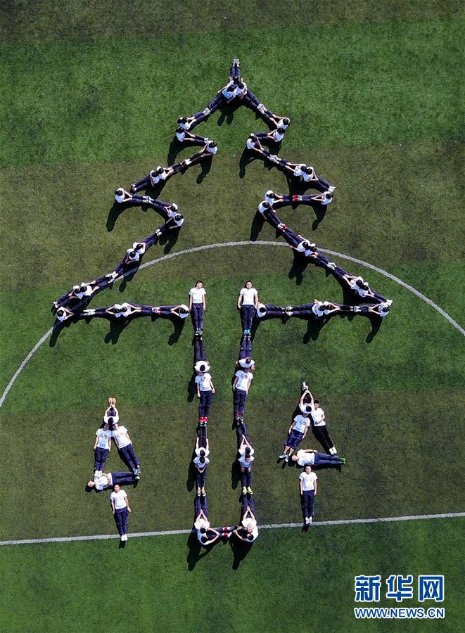 「90後」の女性スタッフが高級(jí)車でデリバリー　四川省