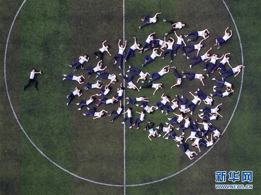 「90後」の女性スタッフが高級(jí)車でデリバリー　四川省