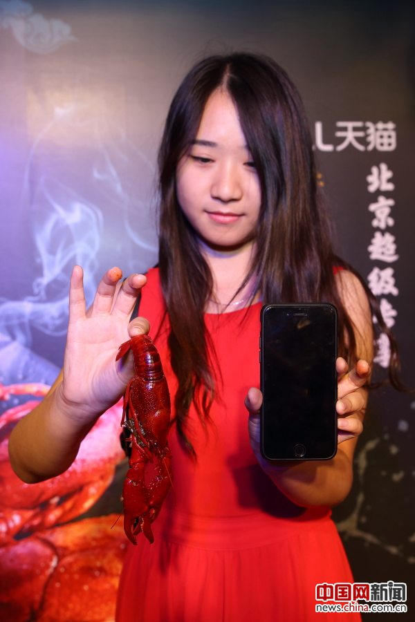 天貓ザリガニ館オープンイベントで大食い女王が20キロ平らげ勝利