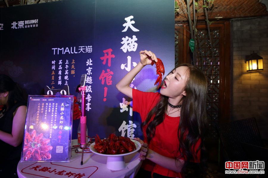 天貓ザリガニ館オープンイベントで大食い女王が20キロ平らげ勝利