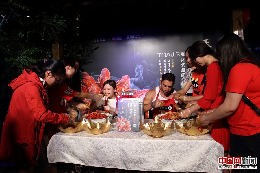 天貓ザリガニ館オープンイベントで大食い女王が20キロ平らげ勝利