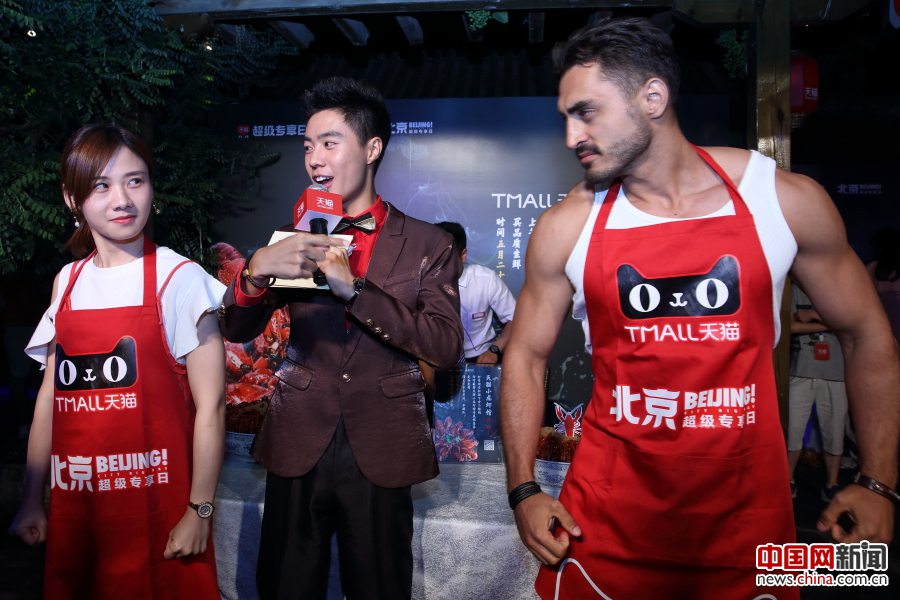 天貓ザリガニ館オープンイベントで大食い女王が20キロ平らげ勝利