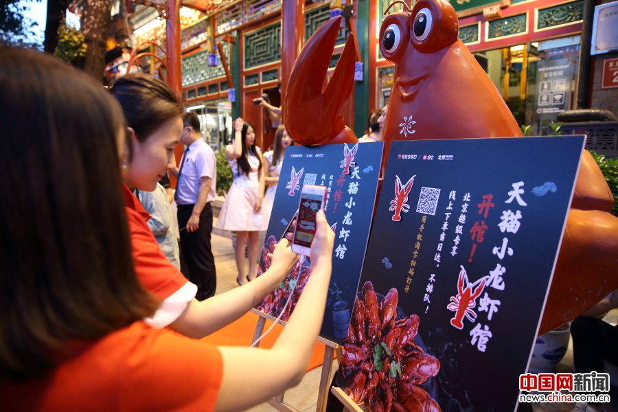 天貓ザリガニ館オープンイベントで大食い女王が20キロ平らげ勝利