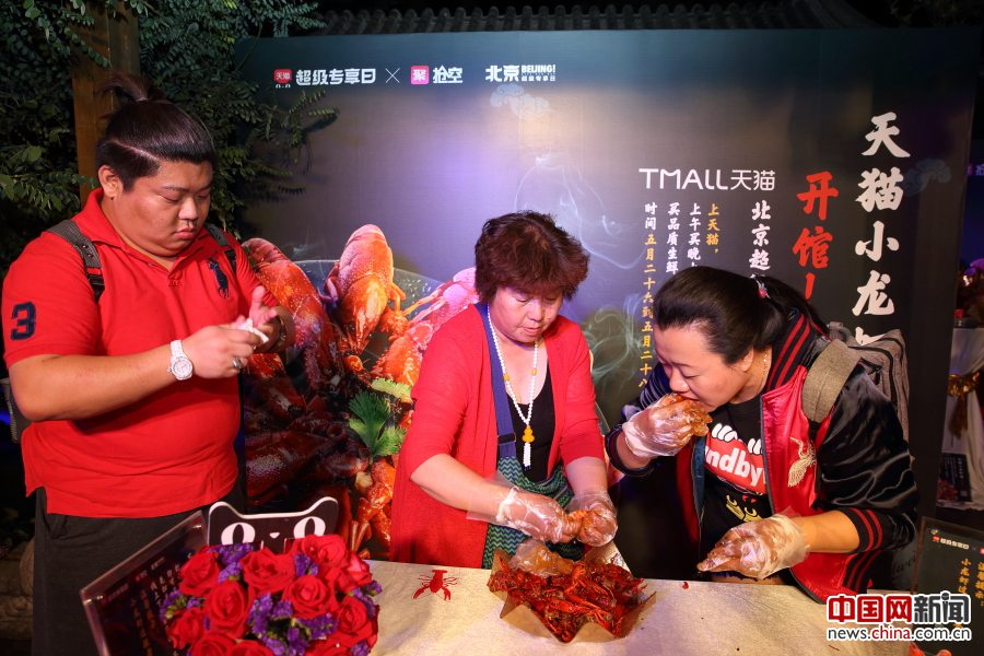 天貓ザリガニ館オープンイベントで大食い女王が20キロ平らげ勝利