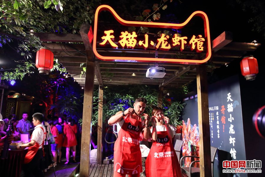 天貓ザリガニ館オープンイベントで大食い女王が20キロ平らげ勝利