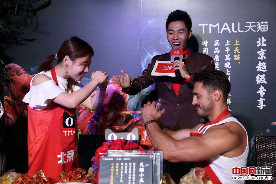 天貓ザリガニ館オープンイベントで大食い女王が20キロ平らげ勝利