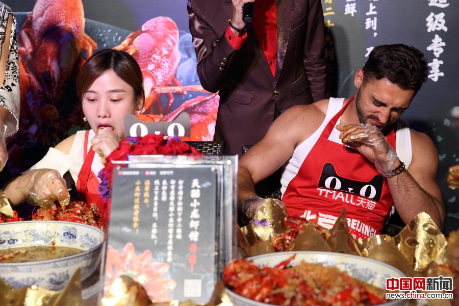 天貓ザリガニ館オープンイベントで大食い女王が20キロ平らげ勝利