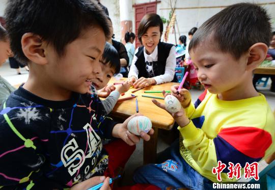 卵の色塗り、粽包みなどの端午節(jié)を迎える準備に忙しい江西民俗村