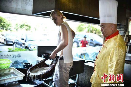 ドイツ人留學(xué)生が桂林ビーフンの製造技法を?qū)Wぶため弟子入り