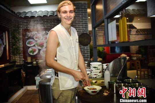 ドイツ人留學(xué)生が桂林ビーフンの製造技法を?qū)Wぶため弟子入り