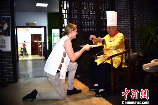 ドイツ人留學生が桂林ビーフンの製造技法を?qū)Wぶため弟子入り