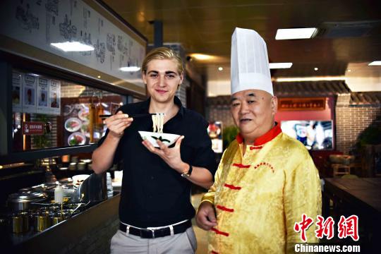 ドイツ人留學(xué)生が桂林ビーフンの製造技法を?qū)Wぶため弟子入り