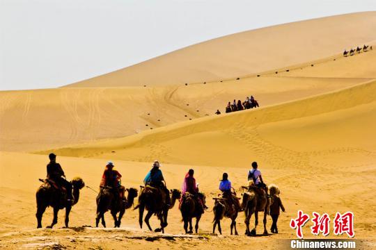 端午節(jié)連休に観光ブーム再燃　砂漠観光に4萬人　敦煌市