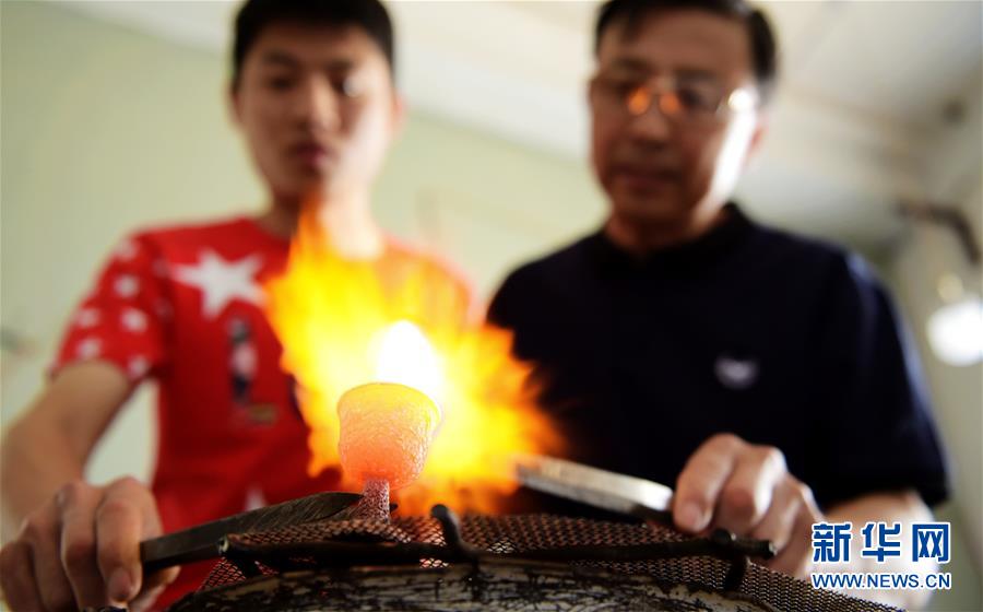 河北省の金糸細(xì)工技術(shù)伝承人、伝統(tǒng)技術(shù)に新たな輝き取り入れる