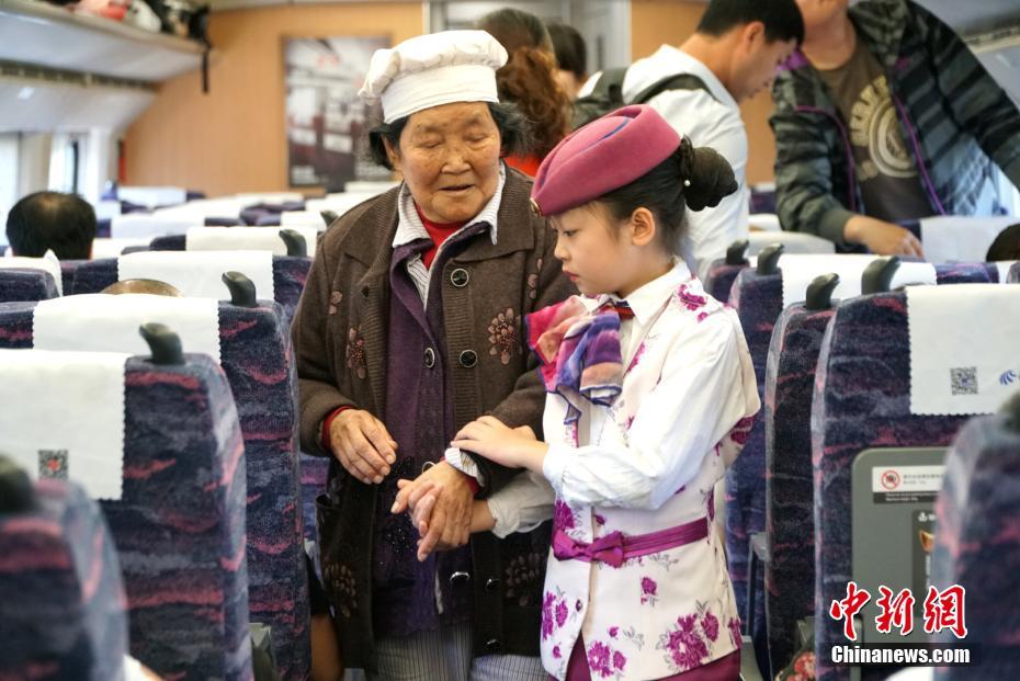 乗務(wù)員は可愛(ài)らしい少女　「國(guó)際子供の日」の乗務(wù)員體験イベント