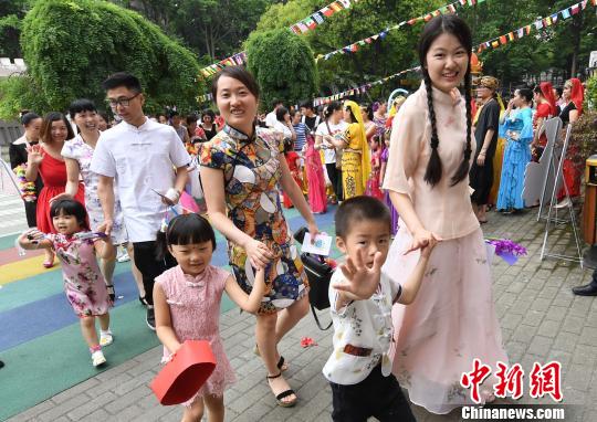 幼稚園で「世界を見よう」イベント　園児や親が民族衣裝で各國の文化を體験
