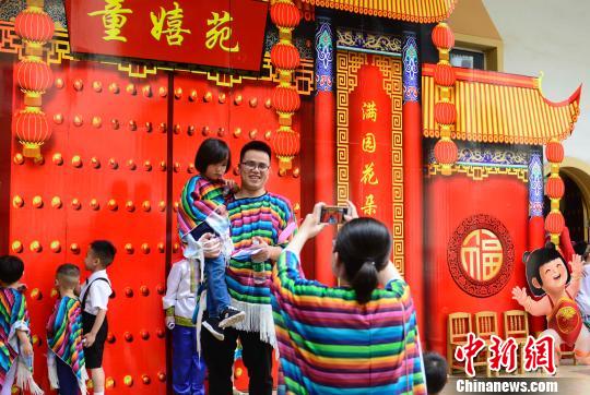 幼稚園で「世界を見よう」イベント　園児や親が民族衣裝で各國(guó)の文化を體験