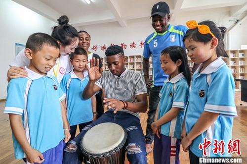 南アフリカの留學生ら、留守児童と共に國際子供の日を祝う　江西省