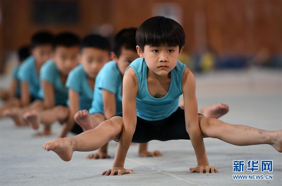 夢を抱き、トレーニングに勵む體操キッズたち