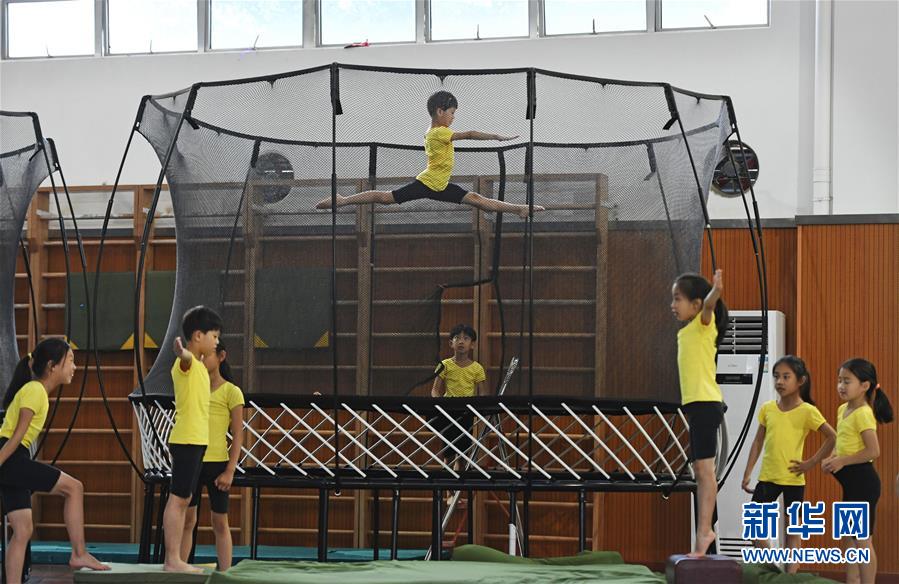 夢(mèng)を抱き、トレーニングに勵(lì)む體操キッズたち