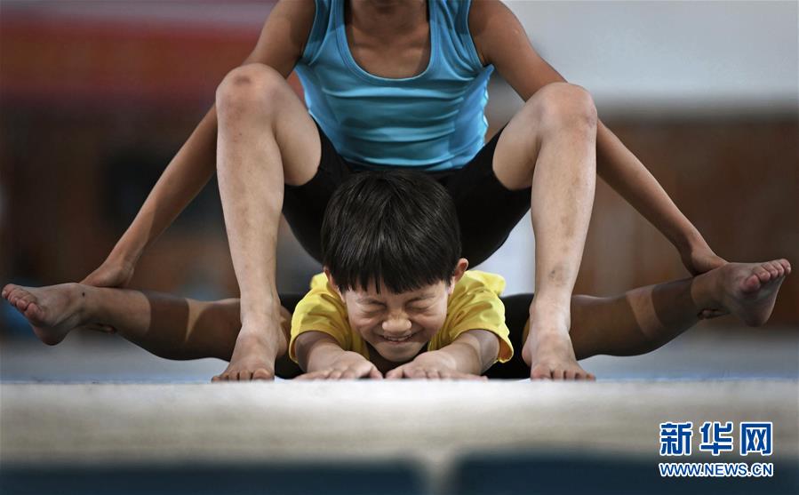 夢(mèng)を抱き、トレーニングに勵(lì)む體操キッズたち