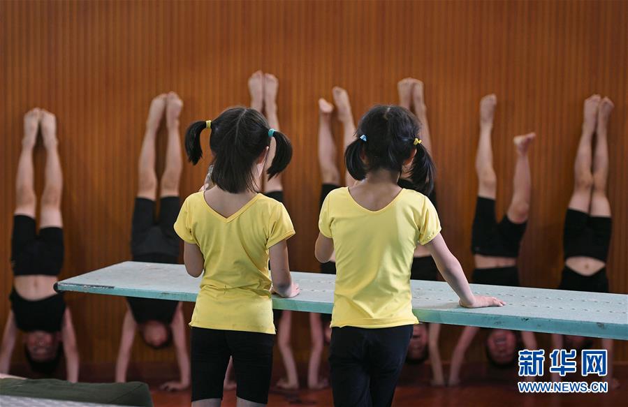 夢を抱き、トレーニングに勵む體操キッズたち