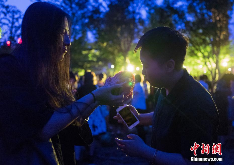 中央美術(shù)學(xué)院卒業(yè)展にスイカ畑が出現(xiàn)、來場(chǎng)者は思い思いにスイカを堪能