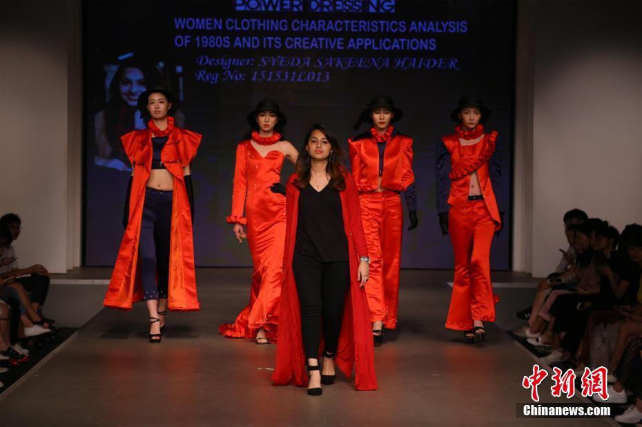 院生卒業(yè)ファッションショー、留學(xué)生が自國と中國を融合させた衣裝を披露