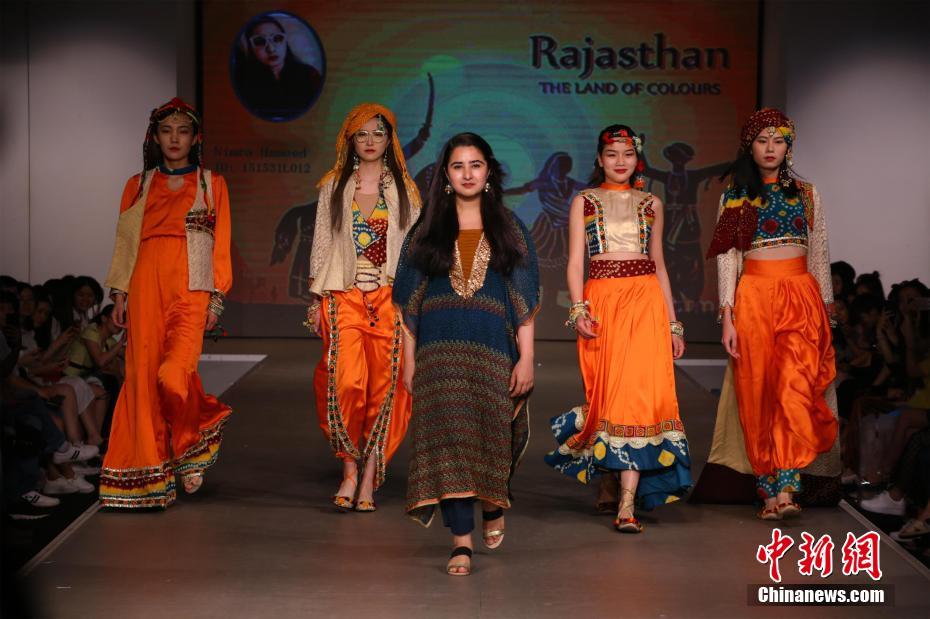 院生卒業(yè)ファッションショー、留學(xué)生が自國と中國を融合させた衣裝を披露