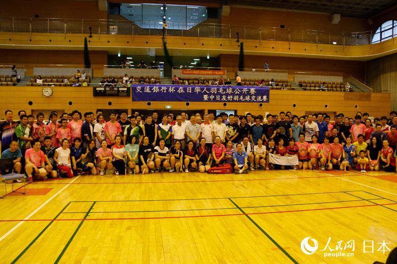 記念撮影をする來(lái)賓と試合に參加する選手たち。